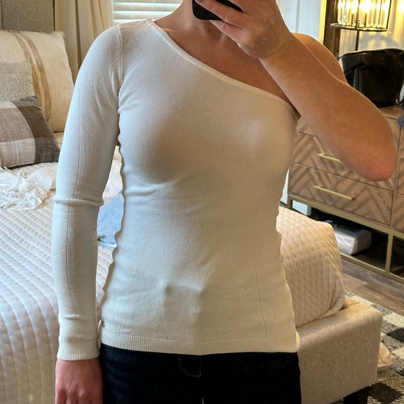 One shoulder cream colored GUESS sweater. Size small - Picture 6 of 6